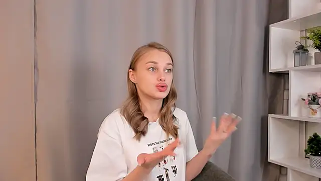 Snapshot of SlyviaCrapo chatting on 10-30-25, 09:22 SlyviaCrapo online show from 10-30-25, 09:22