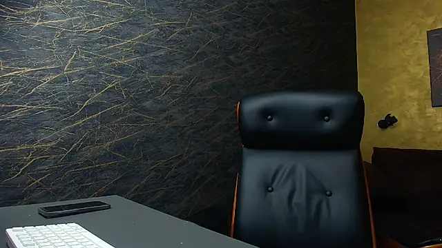 Snapshot of HayesWood chatting on 11-11-25, 06:13 HayesWood online show from 11-11-25, 06:13