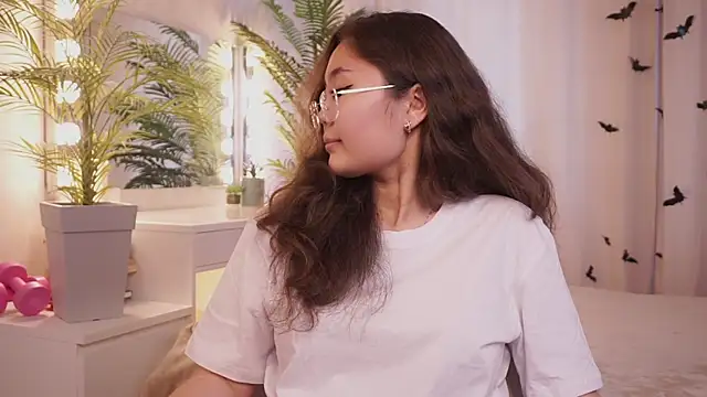 LeanoraBierod online show from 10-29-25, 10:28