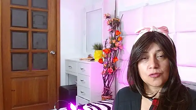 Snapshot of Caroline_belle chatting on 11-13-25, 04:11 Caroline belle online show from 11-13-25, 04:11