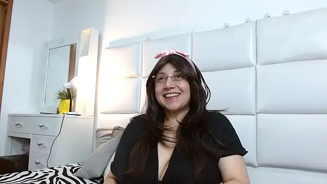 Snapshot of Caroline_belle chatting on 11-21-25, 03:27 Caroline belle online show from 11-21-25, 03:27