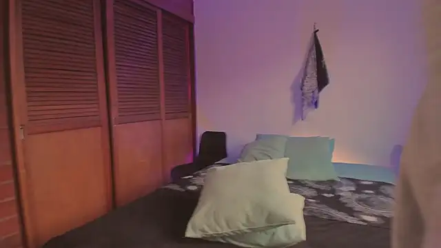 Snapshot of estmonnn chatting on 12-15-25, 10:03 estmonnn online show from 12-15-25, 10:03