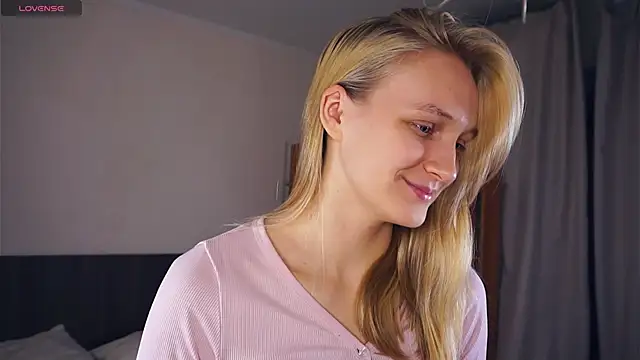 Snapshot of DierdreJacobsohn chatting on 11-18-25, 06:40 DierdreJacobsohn online show from 11-18-25, 06:40