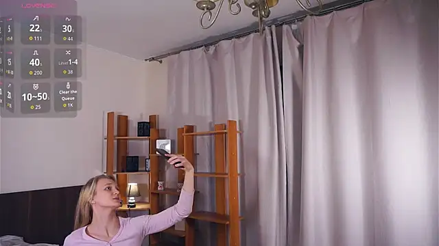 Snapshot of DierdreJacobsohn chatting on 12-17-25, 06:30 DierdreJacobsohn online show from 12-17-25, 06:30