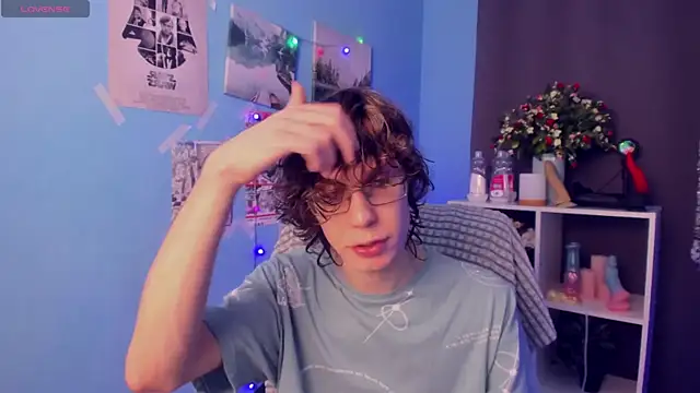 Snapshot of LeoBensyten chatting on 12-17-25, 04:24 LeoBensyten online show from 12-17-25, 04:24