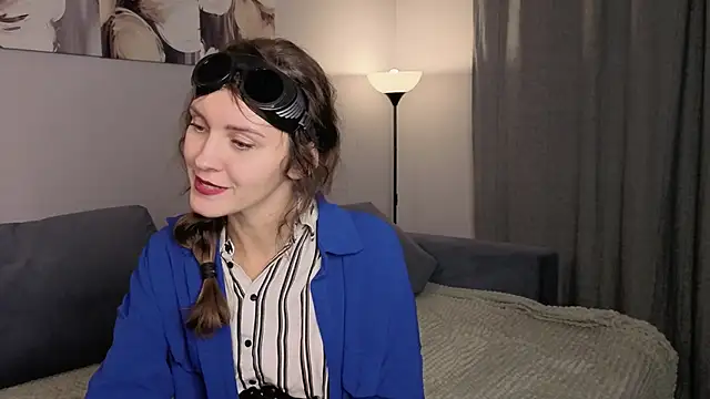 LauraYoungg online show from 10-30-25, 07:47