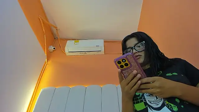 Snapshot of DamianandEva chatting on 01-16-26, 01:04 DamianandEva online show from 01-16-26, 01:04