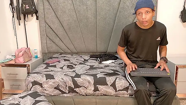 Snapshot of DamianandEva chatting on 02-04-26, 01:17 DamianandEva online show from 02-04-26, 01:17