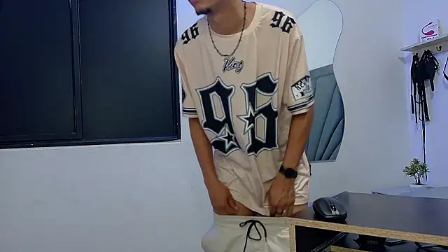 Snapshot of DamianandEva chatting on 03-10-26, 12:32 DamianandEva online show from 03-10-26, 12:32