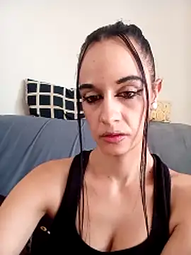 Snapshot of yummy_love chatting on 10-31-25, 02:18 yummy love online show from 10-31-25, 02:18