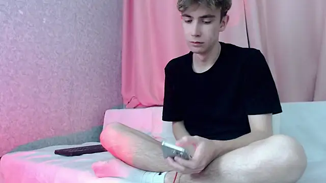 Snapshot of Harvey_foster chatting on 12-17-25, 03:18 Harvey foster online show from 12-17-25, 03:18