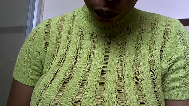 Snapshot of NewBeginnings8 chatting on 12-17-25, 12:44 NewBeginnings8 online show from 12-17-25, 12:44