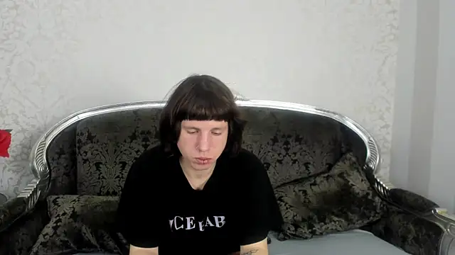 Snapshot of TommyCrown chatting on 10-31-25, 10:27 TommyCrown online show from 10-31-25, 10:27