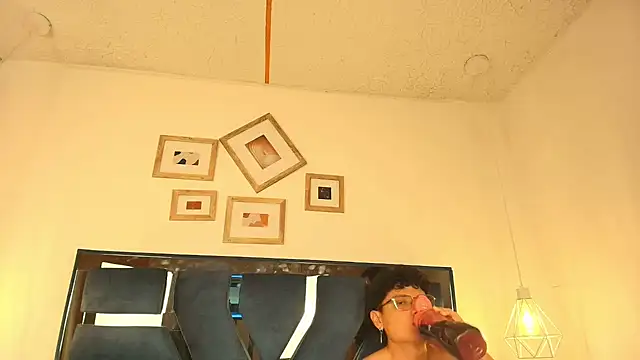 Snapshot of Zoe_And_Dylan_ chatting on 12-01-25, 12:32 Zoe And Dylan online show from 12-01-25, 12:32