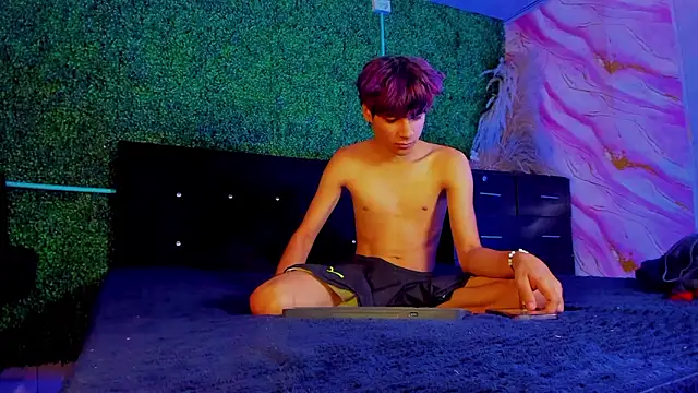 Leo Glow online show from 02-19-26, 01:07