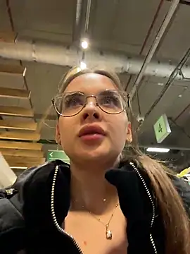 Snapshot of KristiRich chatting on 11-29-25, 08:28 KristiRich online show from 11-29-25, 08:28