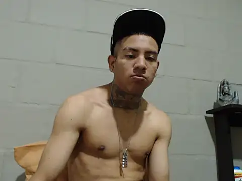 Snapshot of Strongercock chatting on 11-02-25, 12:35 Strongercock online show from 11-02-25, 12:35