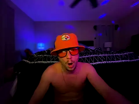 Snapshot of Antnjon chatting on 12-14-25, 02:17 Antnjon online show from 12-14-25, 02:17