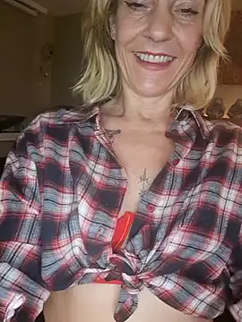 Snapshot of LittleSexyT chatting on 11-06-25, 10:10 LittleSexyT online show from 11-06-25, 10:10