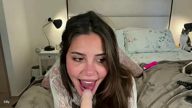 Snapshot of Itslillybloom chatting on 11-25-25, 04:56 Itslillybloom online show from 11-25-25, 04:56