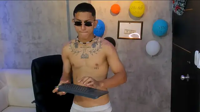 Snapshot of soy_Aron chatting on 11-22-25, 02:49 soy Aron online show from 11-22-25, 02:49