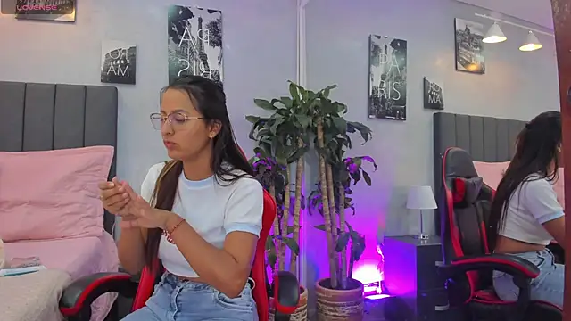 Snapshot of kendra_london chatting on 11-25-25, 11:21 kendra london online show from 11-25-25, 11:21