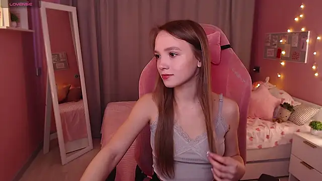 Snapshot of Adria_Arjona chatting on 11-16-25, 07:36 Adria Arjona online show from 11-16-25, 07:36