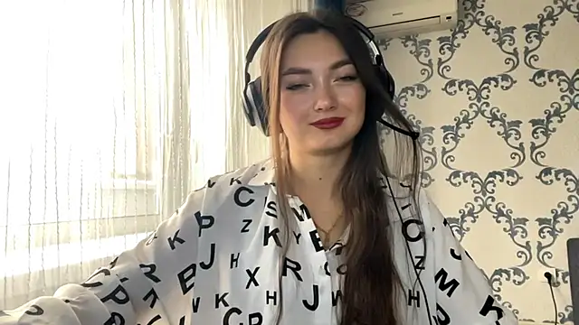 Snapshot of TwotyBright chatting on 11-06-25, 08:04 TwotyBright online show from 11-06-25, 08:04