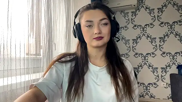 Snapshot of TwotyBright chatting on 11-11-25, 08:14 TwotyBright online show from 11-11-25, 08:14