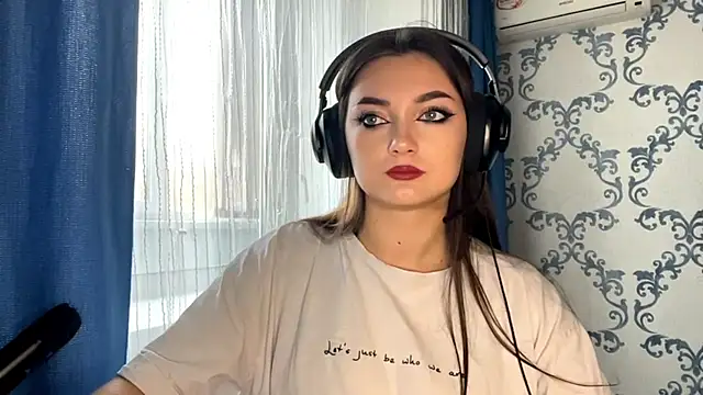 Snapshot of TwotyBright chatting on 11-14-25, 08:02 TwotyBright online show from 11-14-25, 08:02