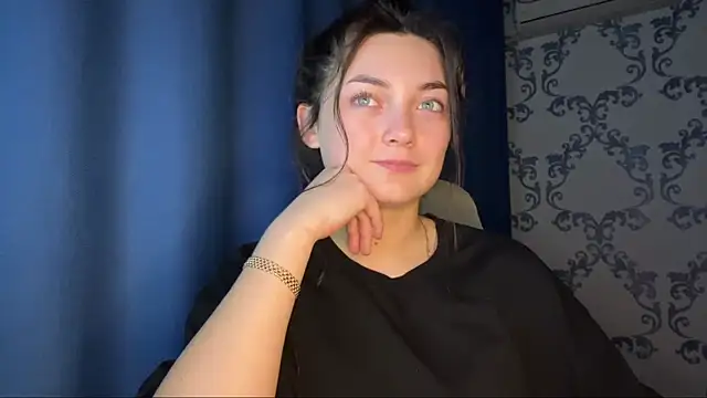 Snapshot of TwotyBright chatting on 11-25-25, 04:18 TwotyBright online show from 11-25-25, 04:18