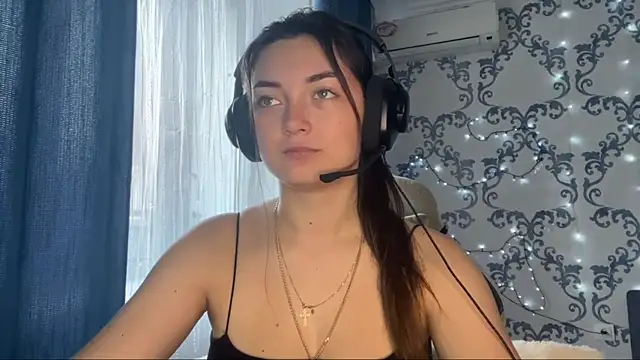 Snapshot of TwotyBright chatting on 12-02-25, 08:08 TwotyBright online show from 12-02-25, 08:08