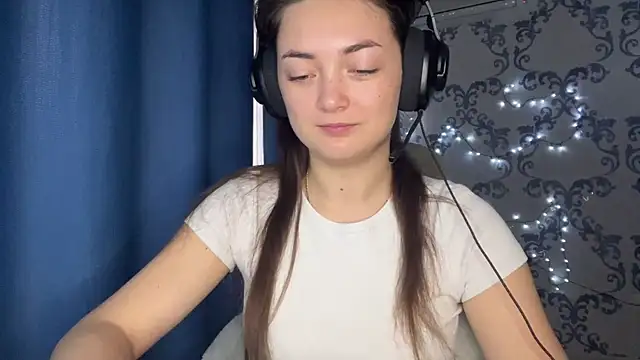 Snapshot of TwotyBright chatting on 12-03-25, 06:10 TwotyBright online show from 12-03-25, 06:10