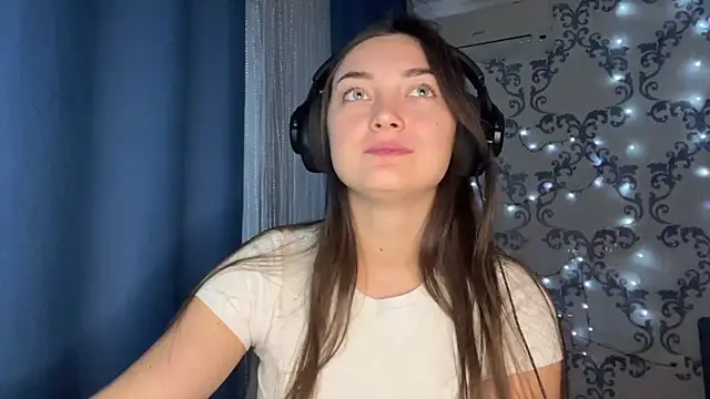 Snapshot of TwotyBright chatting on 12-05-25, 01:09 TwotyBright online show from 12-05-25, 01:09