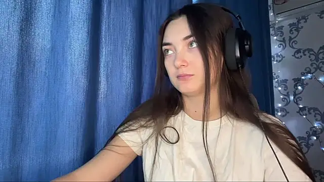 Snapshot of TwotyBright chatting on 12-14-25, 08:09 TwotyBright online show from 12-14-25, 08:09