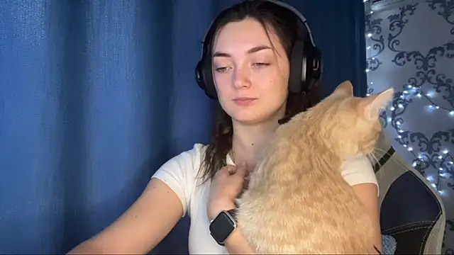 Snapshot of TwotyBright chatting on 12-18-25, 06:08 TwotyBright online show from 12-18-25, 06:08