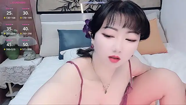 Snapshot of Ella99 chatting on 12-14-25, 02:06 Ella99 online show from 12-14-25, 02:06