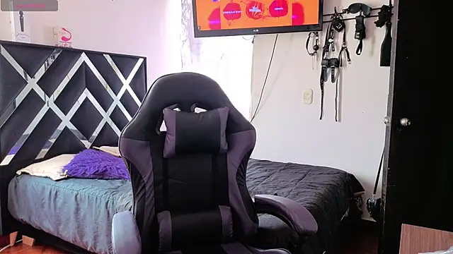 Snapshot of Zooee_01 chatting on 12-04-25, 04:05 Zooee 01 online show from 12-04-25, 04:05