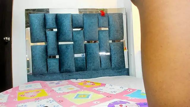 Snapshot of Jazmin040 chatting on 11-12-25, 01:00 Jazmin040 online show from 11-12-25, 01:00