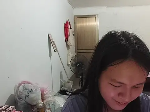 Snapshot of RebelAura chatting on 04-30-26, 12:33 RebelAura online show from 04-30-26, 12:33