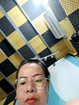 Snapshot of Beolalla chatting on 11-17-25, 08:03 Beolalla online show from 11-17-25, 08:03