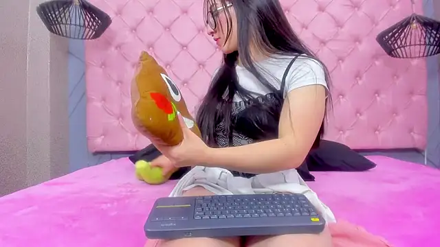 Mia Horney online show from 12-22-25, 01:52