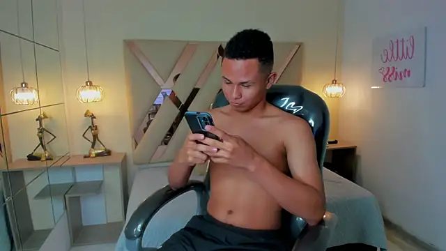 Snapshot of Liams18 chatting on 11-16-25, 12:05 Liams18 online show from 11-16-25, 12:05