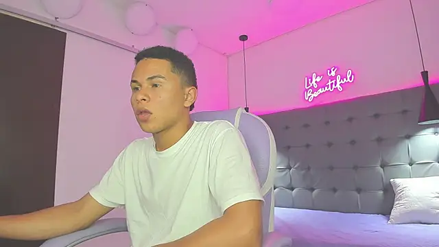 Snapshot of Liams18 chatting on 11-23-25, 03:06 Liams18 online show from 11-23-25, 03:06