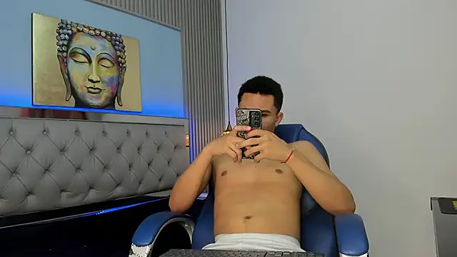 Snapshot of Liams18 chatting on 05-22-26, 03:35 Liams18 online show from 05-22-26, 03:35