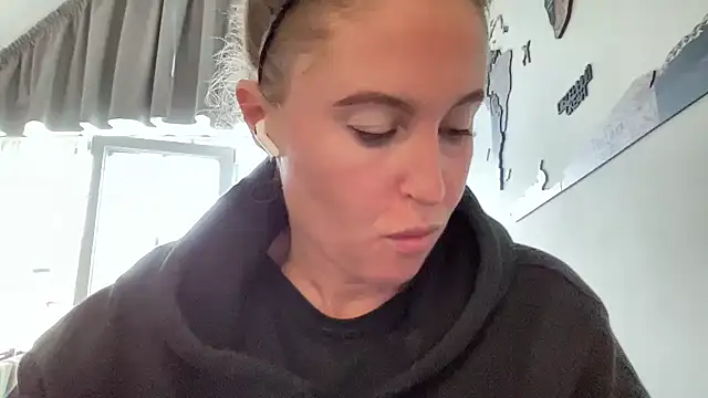 Snapshot of Ameli8 chatting on 11-08-25, 01:22 Ameli8 online show from 11-08-25, 01:22