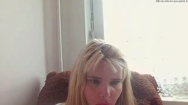Snapshot of HornyElena chatting on 05-15-26, 12:01 HornyElena online show from 05-15-26, 12:01