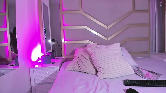 Snapshot of SashaMorelli chatting on 12-14-25, 01:38 SashaMorelli online show from 12-14-25, 01:38