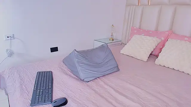 alanarose18 online show from 04-09-26, 07:19