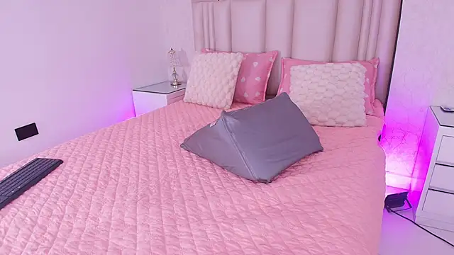 alanarose18 online show from 04-26-26, 07:22